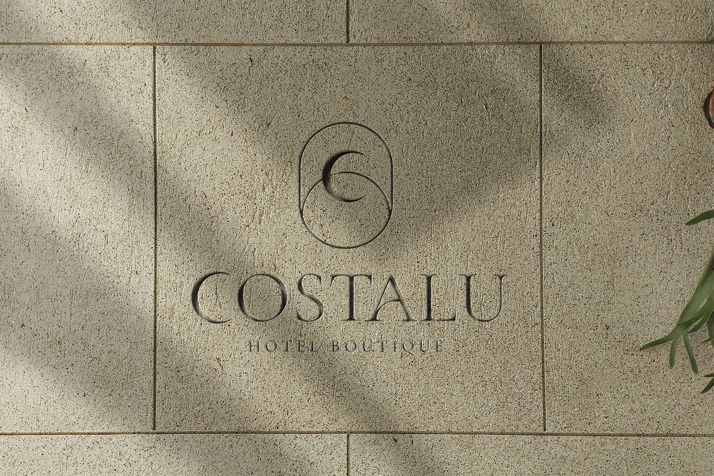 Logotipo de COSTALU grabado en piedra