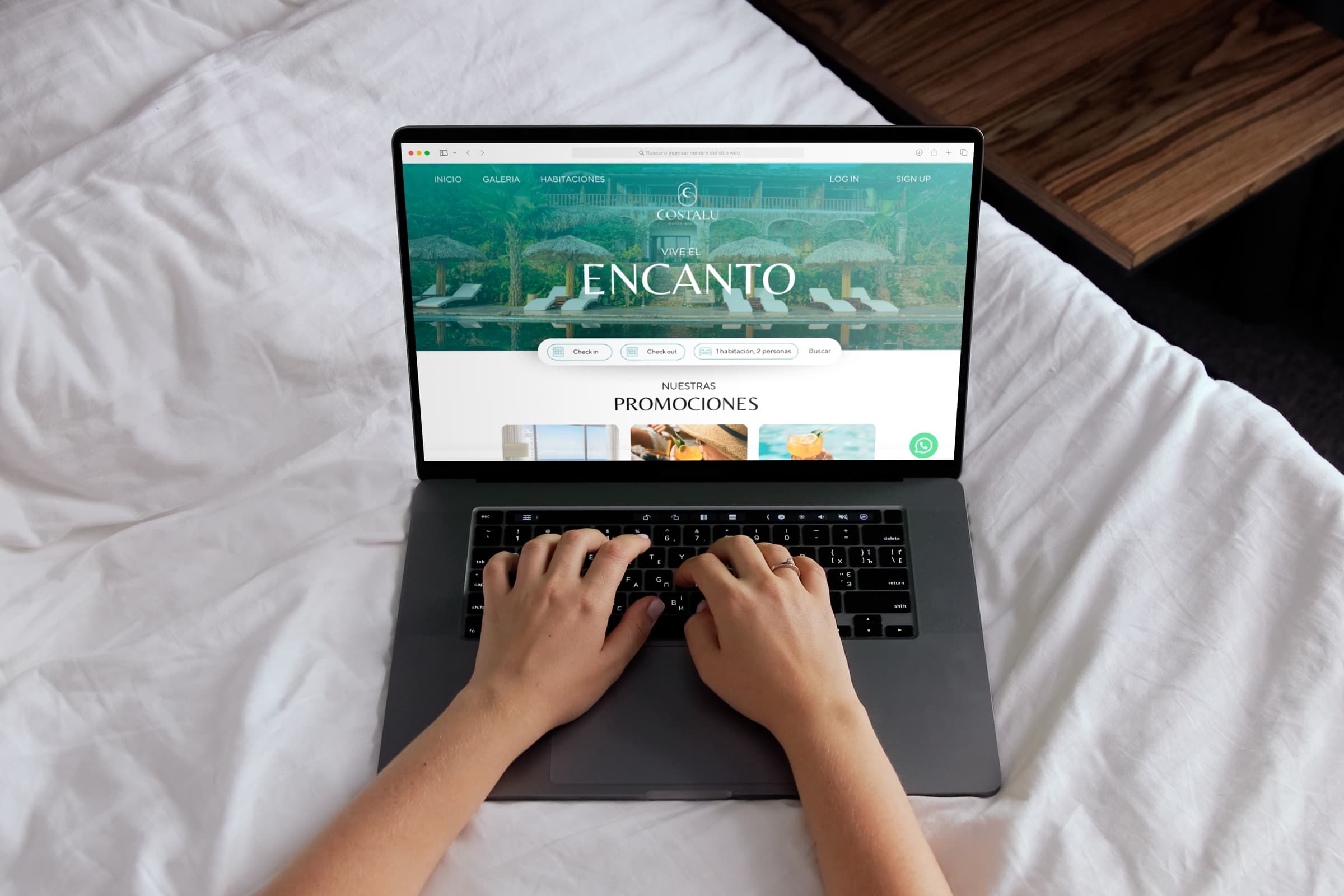 Sitio web de COSTALU en una laptop