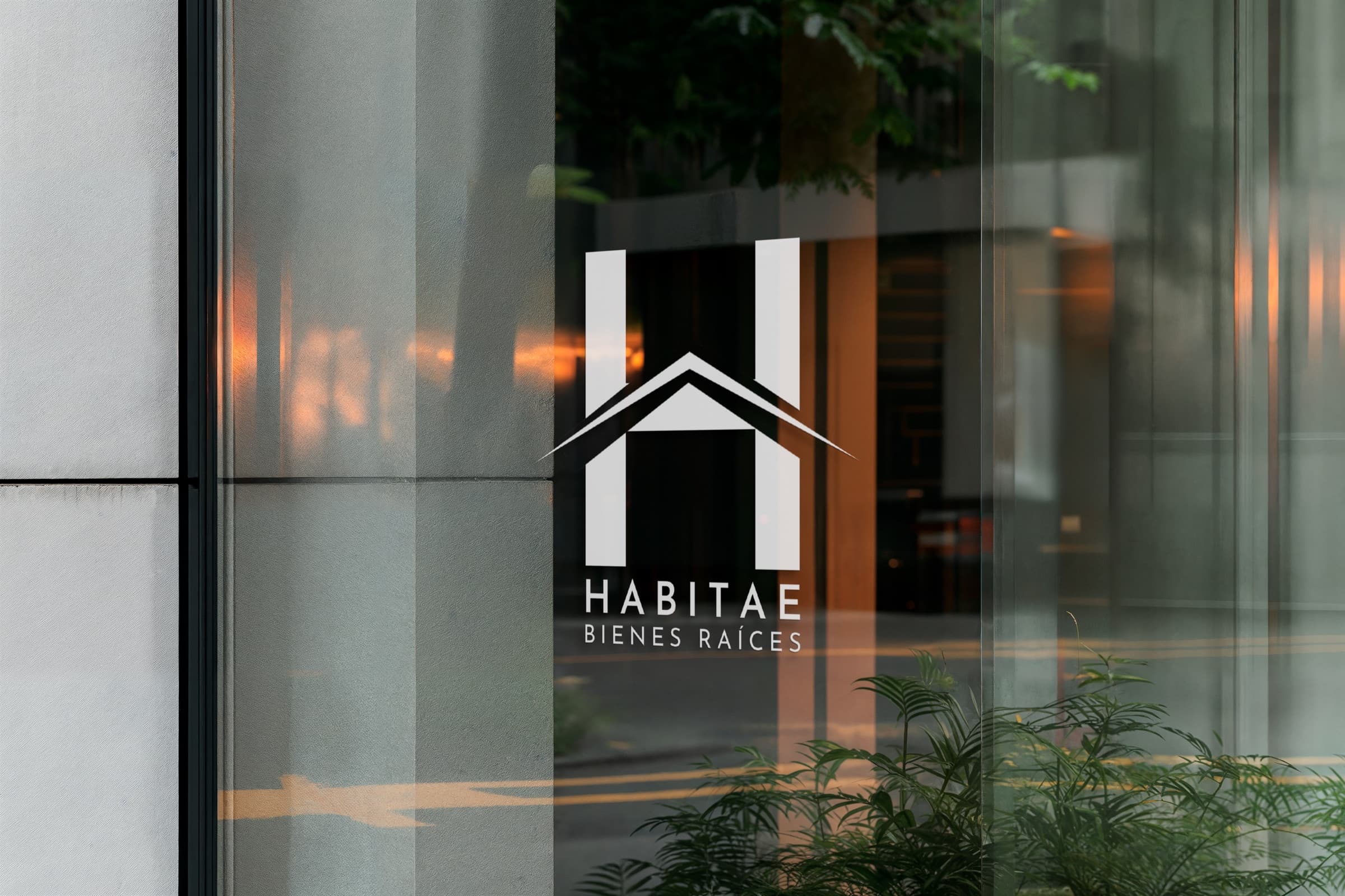 Logotipo de HABITAE en una vitrina
