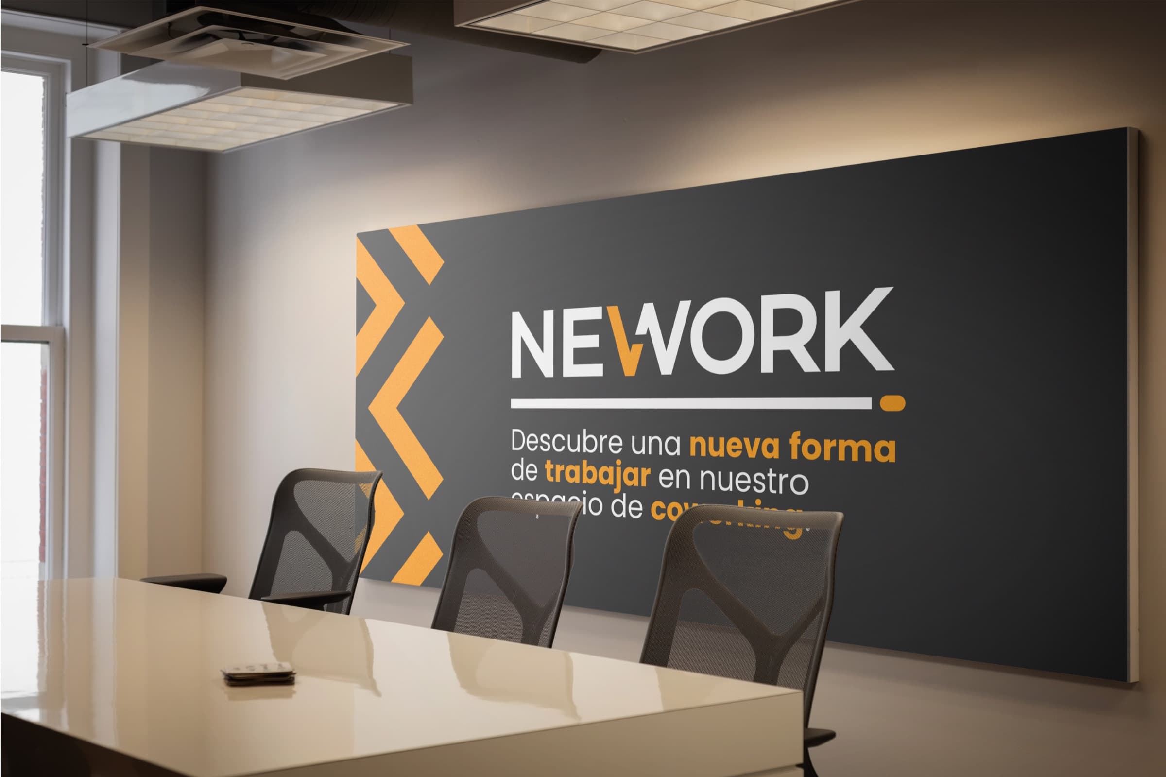 Muro con la marca Nework en una sala de juntas