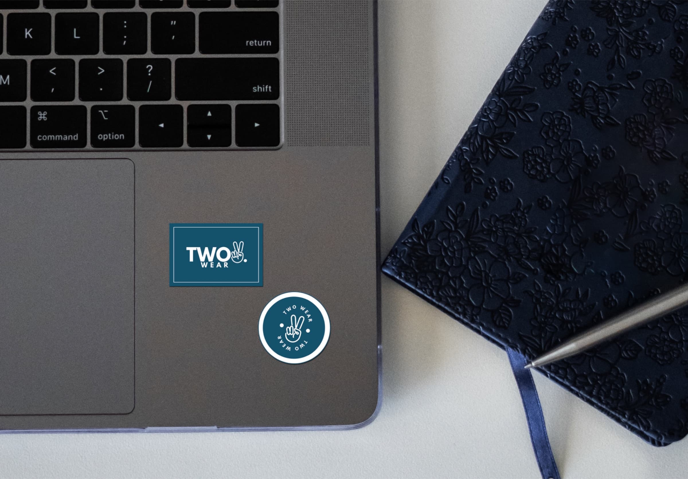 Sticker de TWO WEAR en una laptop